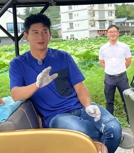 吴奇隆上新综艺啦！瞧着比之前瘦好多。节目里表现超棒，魅力依旧，让人眼前一亮，期待