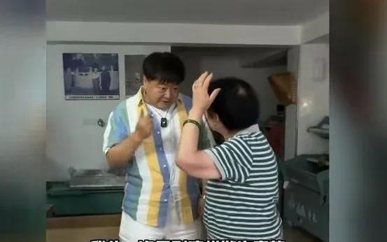 洪剑涛喝不起100块钱一杯的龙井吗？当然不是！他是对店家的服务态度不满意。