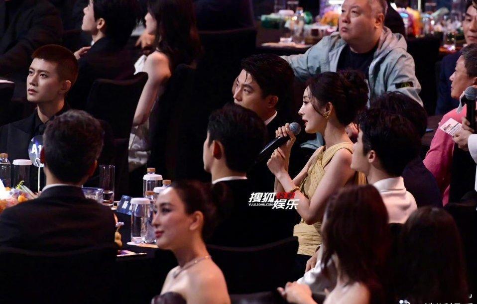  小酒窝追星成功杨幂谁懂啊！小酒窝终于见到偶像杨幂，合照时的小表情又乖又甜，这