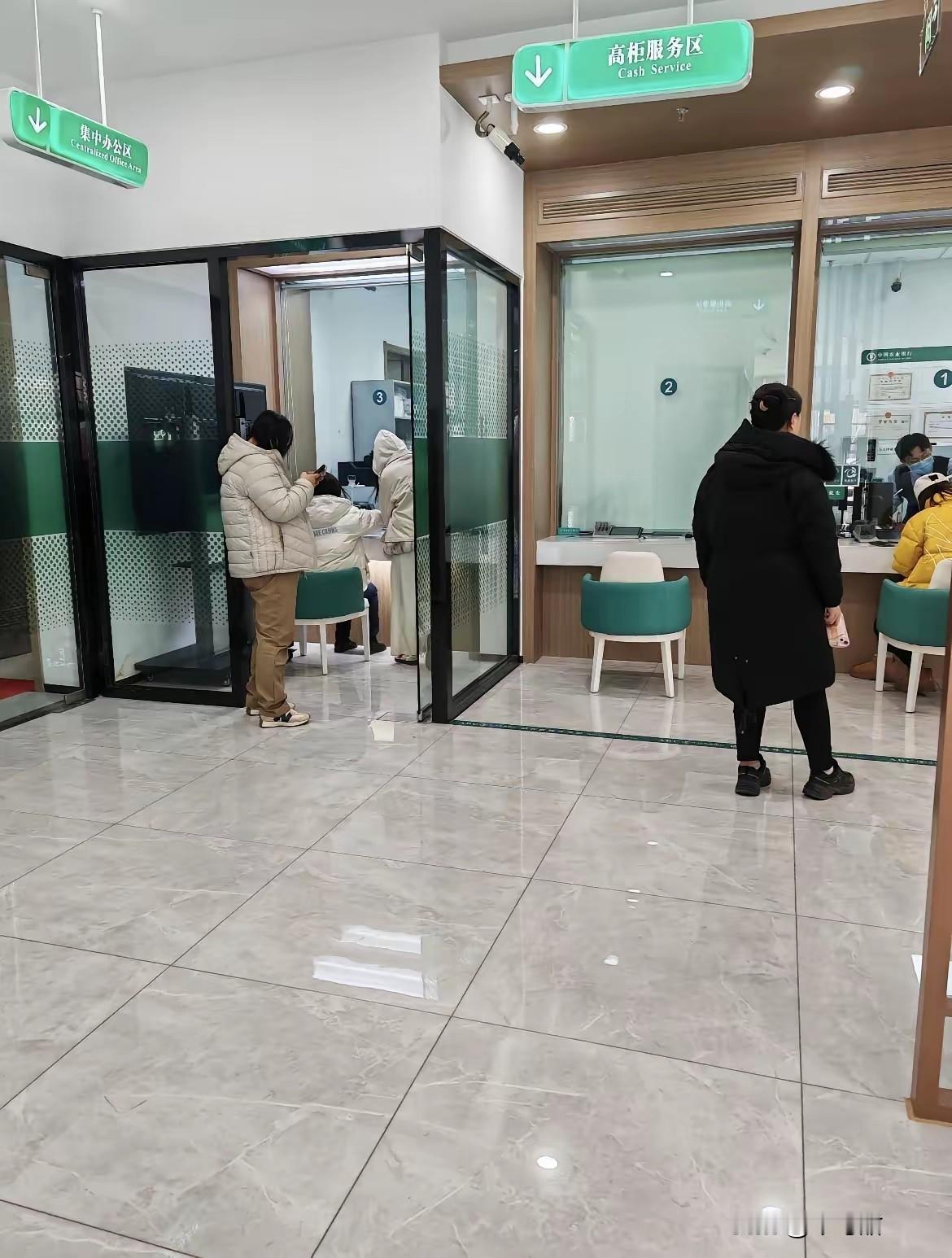 银行这行情真是变天了！上午我婆婆给我打电话，说她存在银行的35万到期了，去