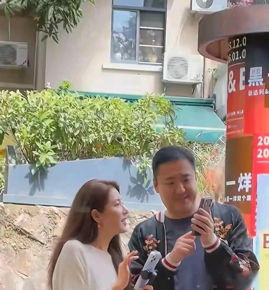 这男的又老又……不搭啊[捂脸哭][吐舌头眯眼睛笑][吐舌头眯眼睛笑][吐舌头眯眼睛笑]