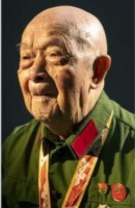 1952年上甘岭，一个人，一挺重机枪，歼敌400多人，打下一架敌机，肚子被打穿了