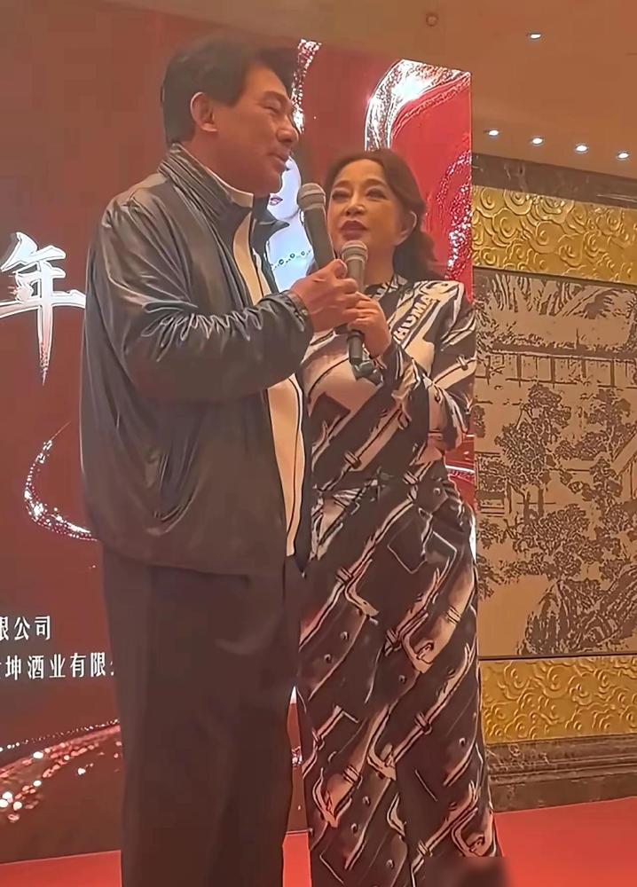 今天全网最高兴的人就是刘晓庆了！不是因为她从影50周年了，而是因为她庆友会现场，