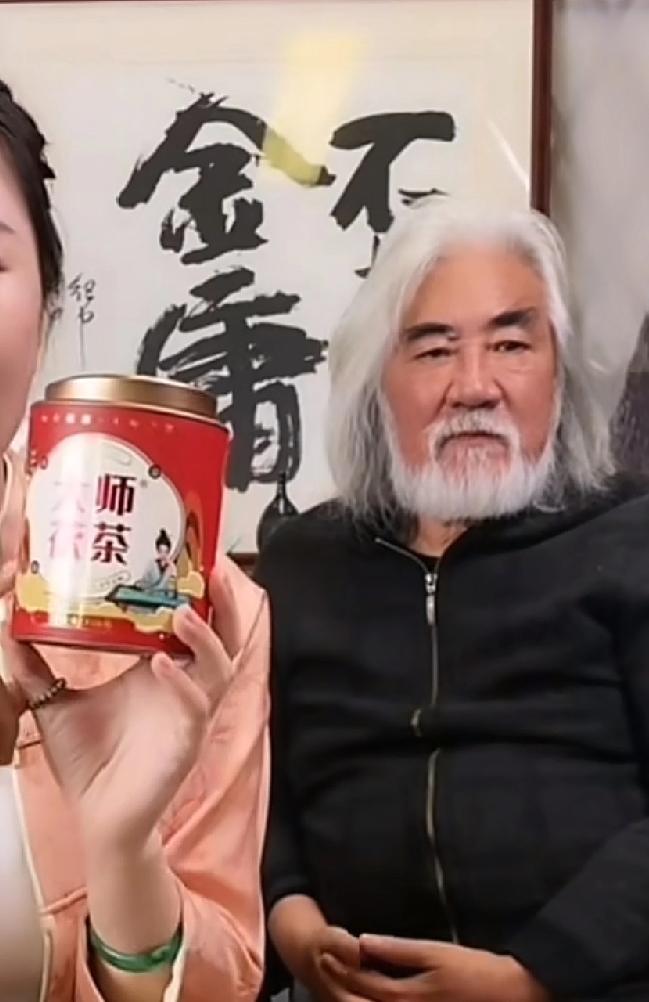 74岁张纪中彻底翻车？直播间卖货遭嫌弃当年的武侠大佬怎么成了笑话？谁都