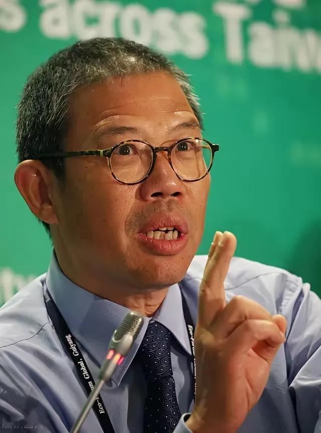 钟晱晱的厚道！红装是天然水，绿瓶的是纯净水，两者不一样，消费者可以选择购买。