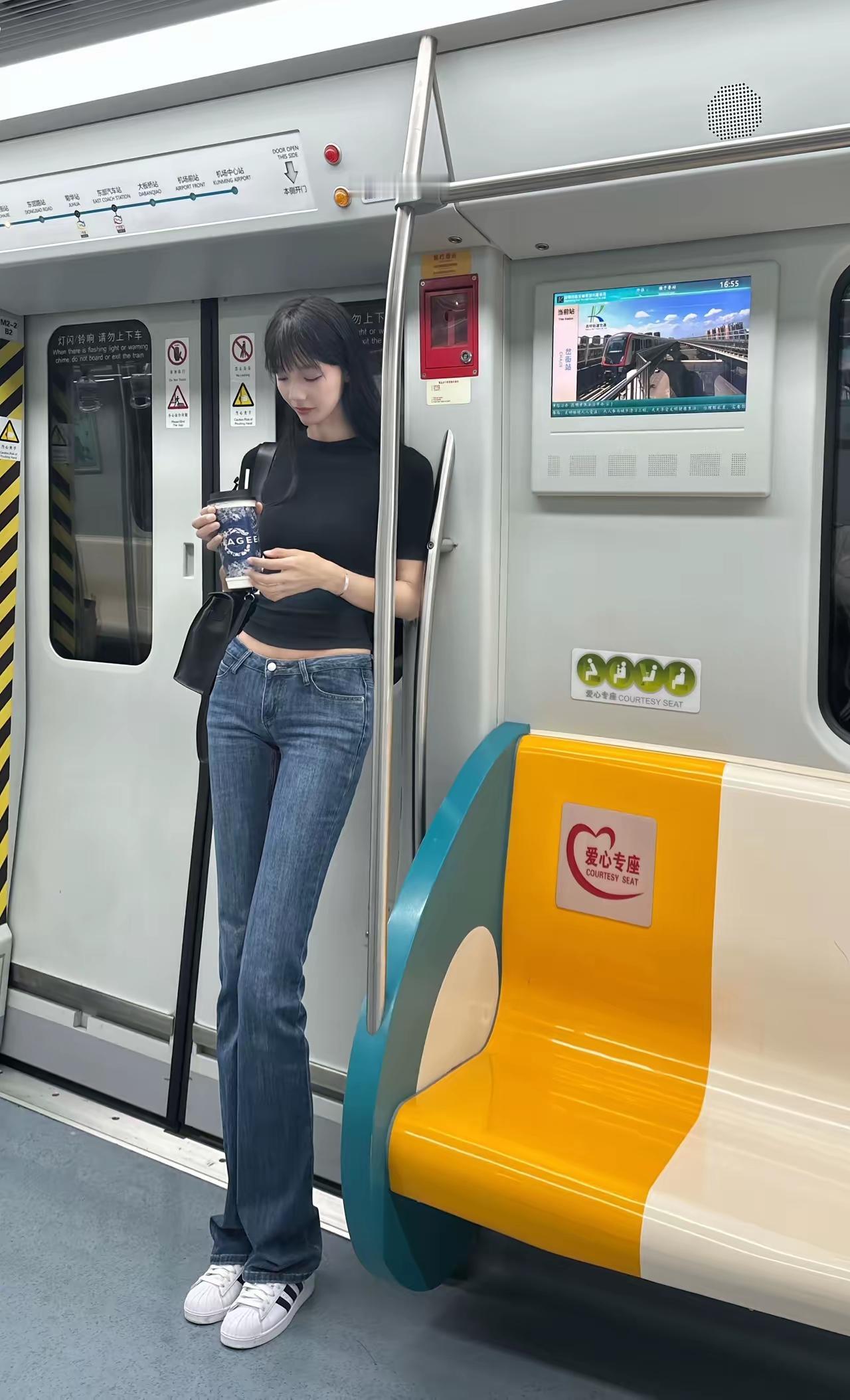在地铁碰到如此一枚女生，只能快快逃避，因为自己在她面前过于渺小。我这种心态的人可