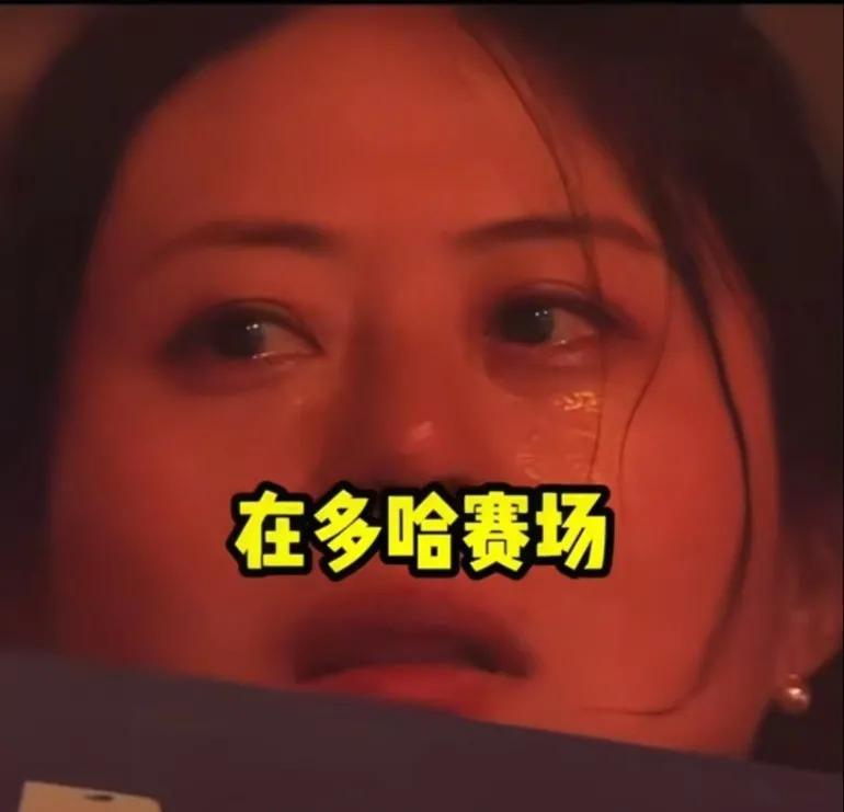 多哈赛场干扰莎莎的女人被揪出来了，莎莎发球时进行干扰，国际赛场对着自家选手骂脏话