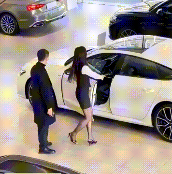 不愧店内销冠，美女蹲下去的瞬间，就知道这单已经成了！