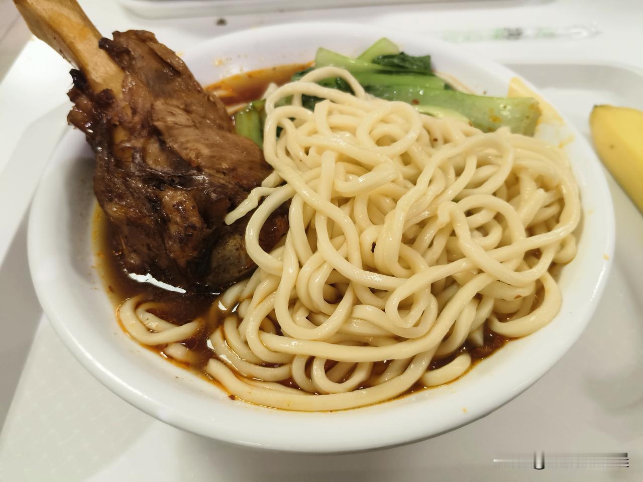 刚下班饿的前胸贴后背来碗大骨面猜猜这一碗面多少钱？整整27块钱[捂脸哭]