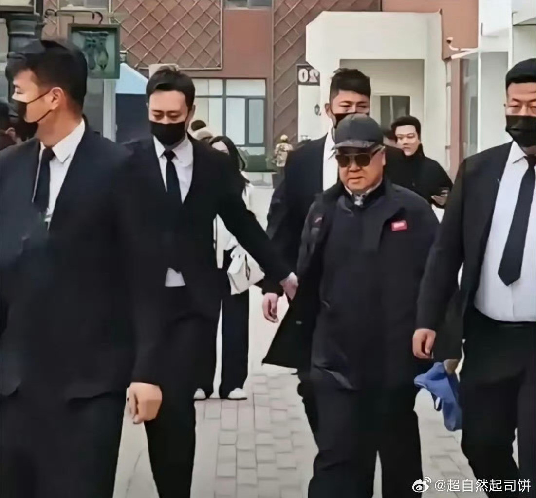 作家出行需要这么多人保护啊