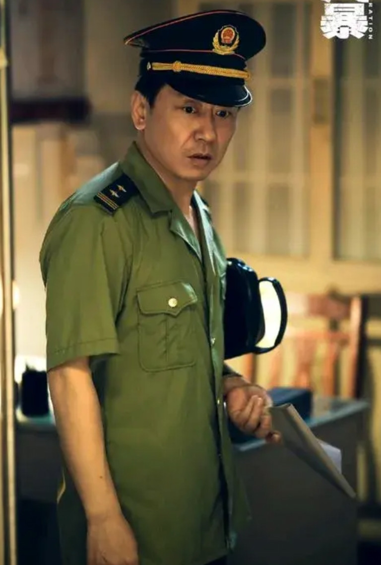 继续追剧《扫毒风暴》。在电视剧《我是刑警》中，饰演抢劫杀人狂魔张克寒的演员胡