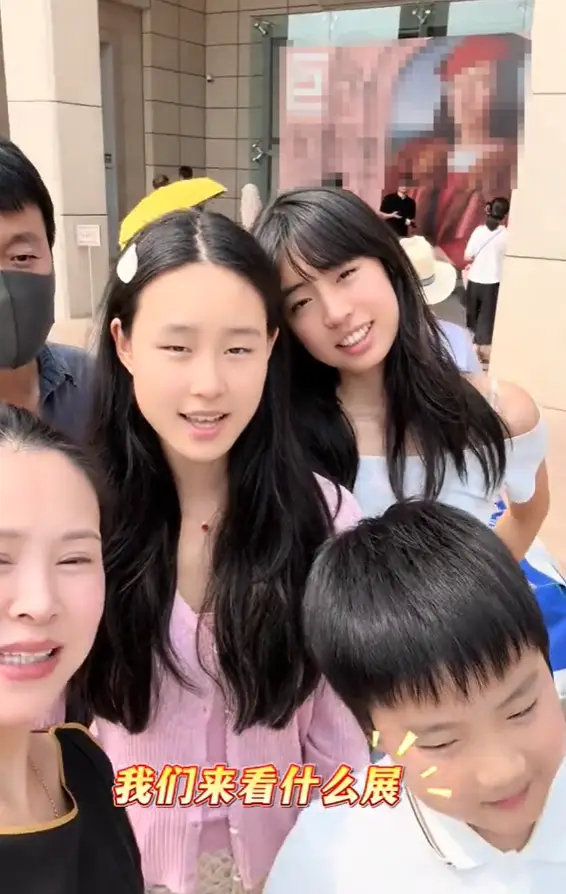 佟大为一家5口看画展，偏爱大女儿挽手显亲密，10岁儿子有小肚子​