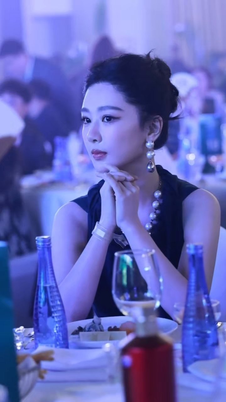 杨紫白玉兰提名晚宴内场怼脸生图状态，刚进内场就和华策董事长赵依芳热聊，好有礼貌的