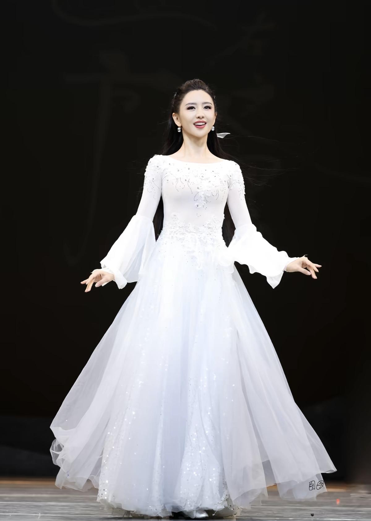 佟丽娅用一支舞，演绎新疆多民族文化的交融之美，白衣翩跹，舞姿绰约，让世界看见中国