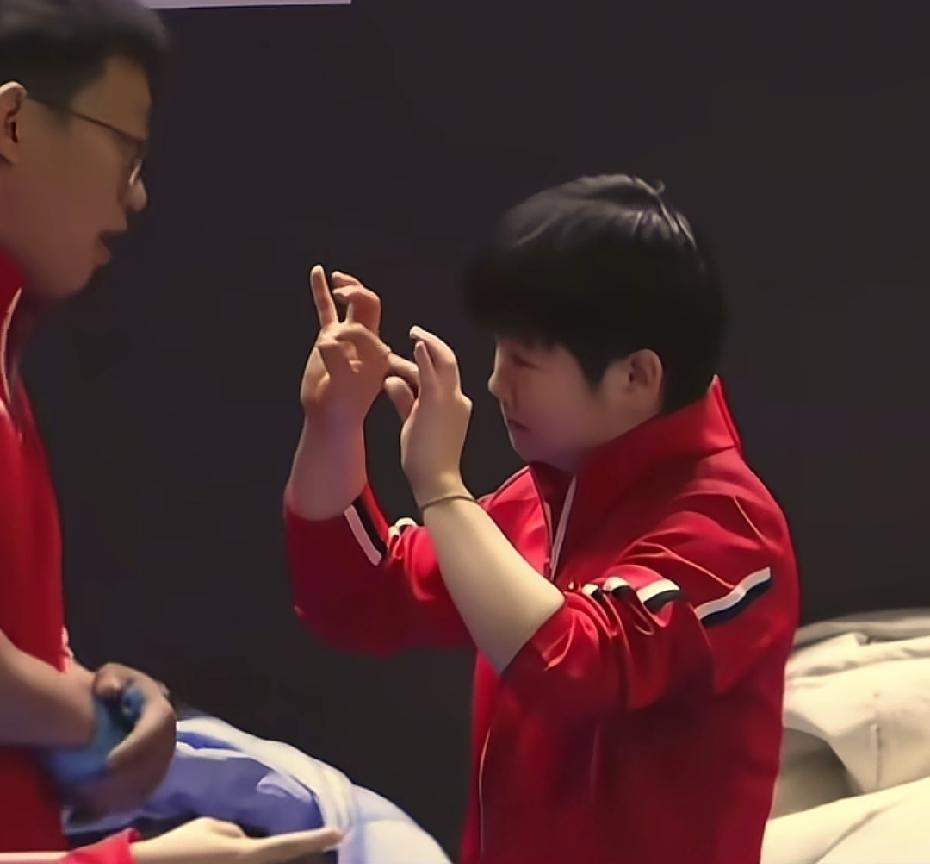 莎莎忒不讲武德啊这是打算萌翻一个算一个你们看过这个没有莎莎小手捏呀捏这是