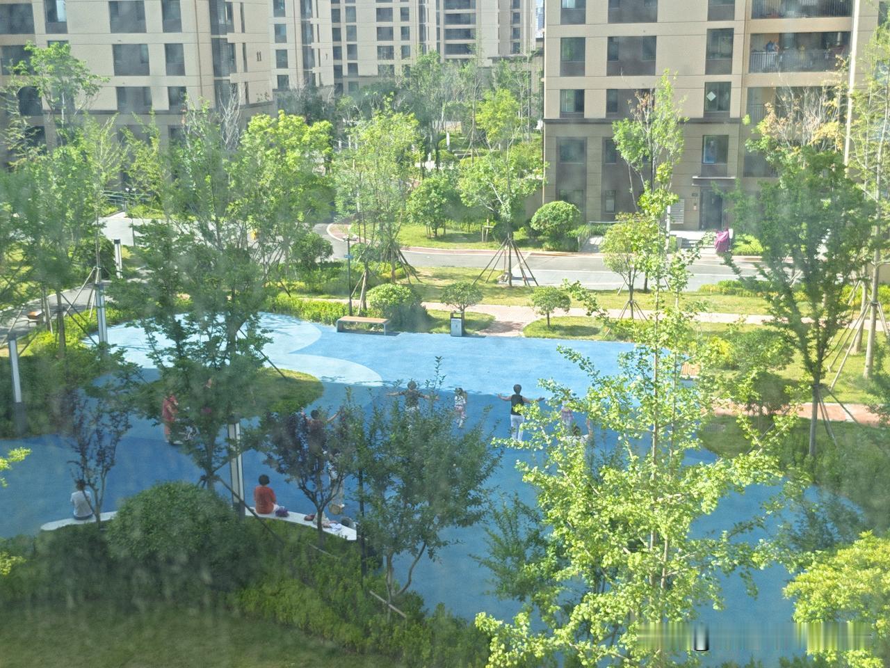 青岛城阳楼下终于热闹起来啦回城阳家住两天，楼下小广场安安静静，广场舞全都不