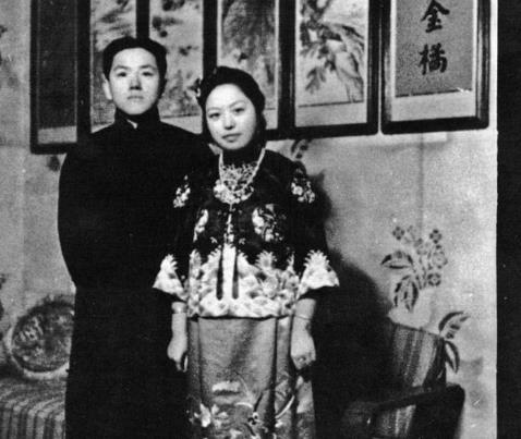 1936年，21岁袁祜祯和18岁的曹士岳大婚。洞房过后，曹士岳发现新娘不是完璧之