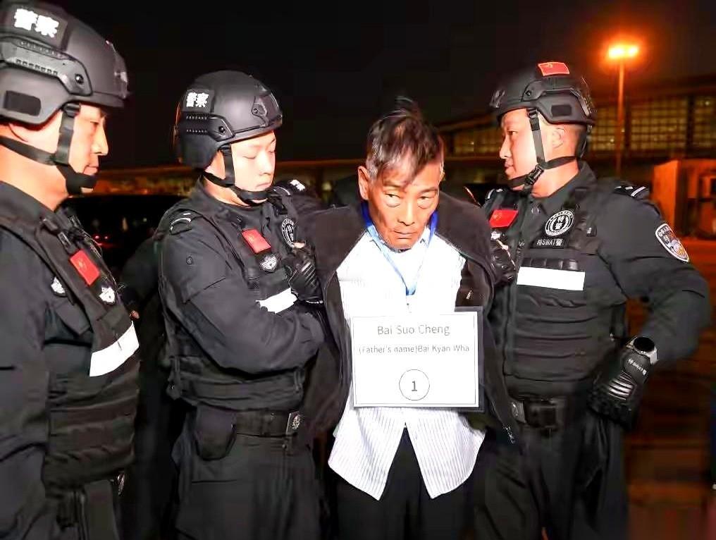 白所成、白应苍，爷俩，死刑。消息刷出来的时候，我脑子里就一个画面：一个人抱着