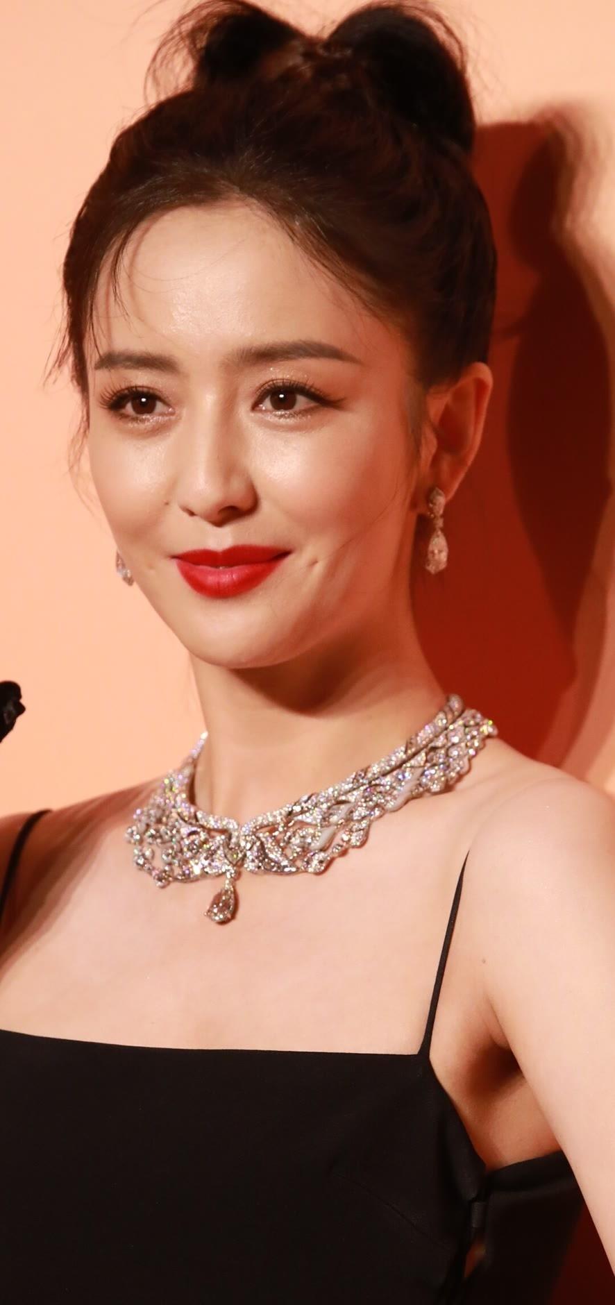 佟丽娅生图状态仔细看侧边，能得到款式信息[捂脸哭]​​​