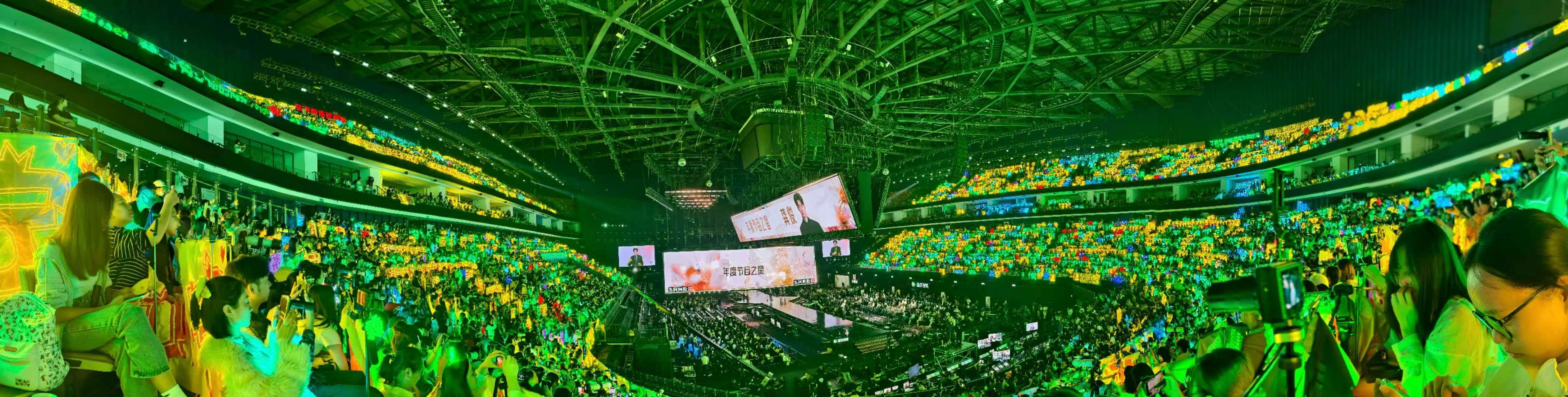 每天拿丁丝虐粉的下家呢？线下绿海秒了、未登台领奖率先爆灯100次断层领先秒了、星