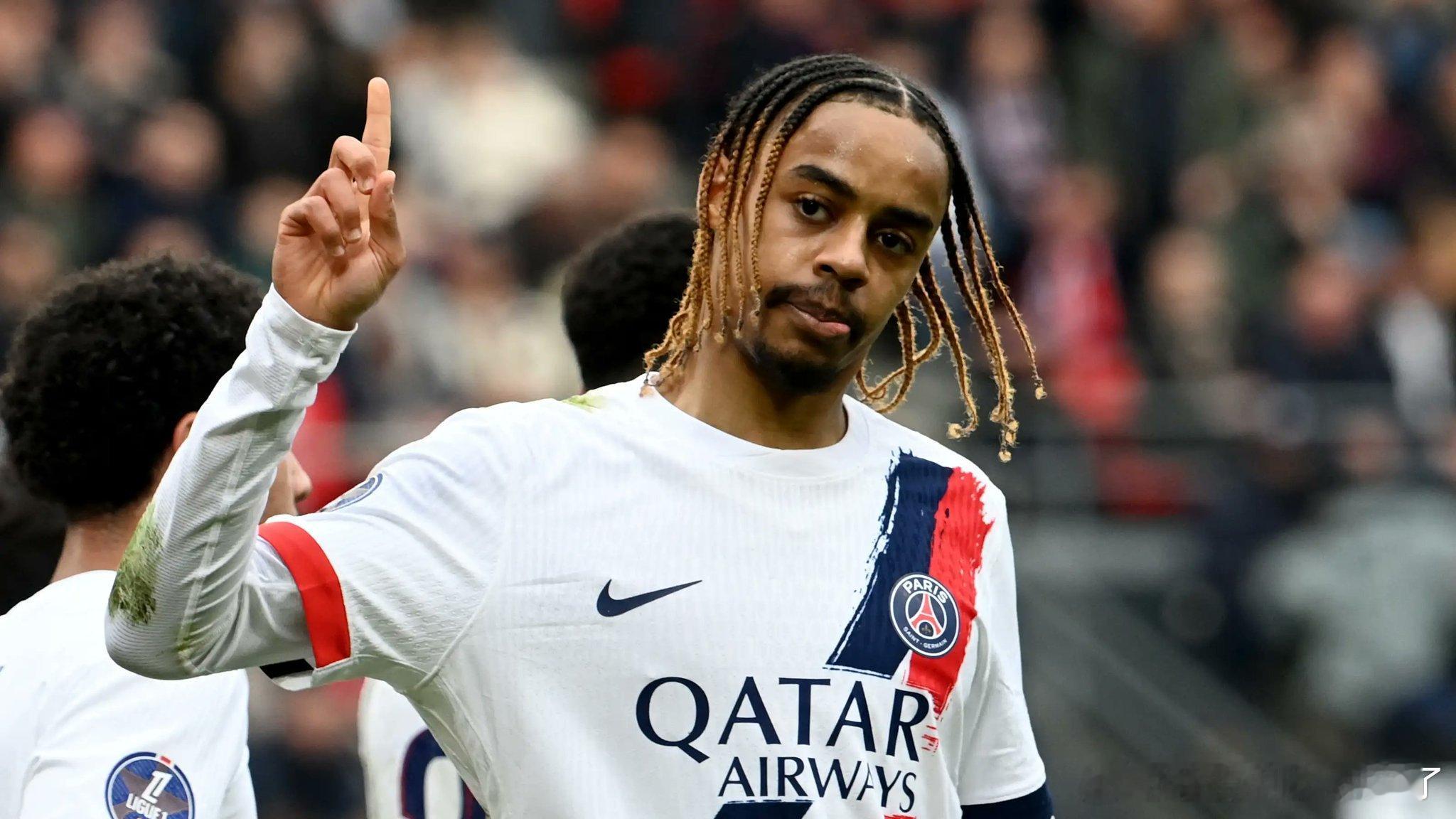 法国记者透露利物浦在今夏曾向大巴黎的巴科拉提出"非常强势的邀约"，这位边锋曾认真