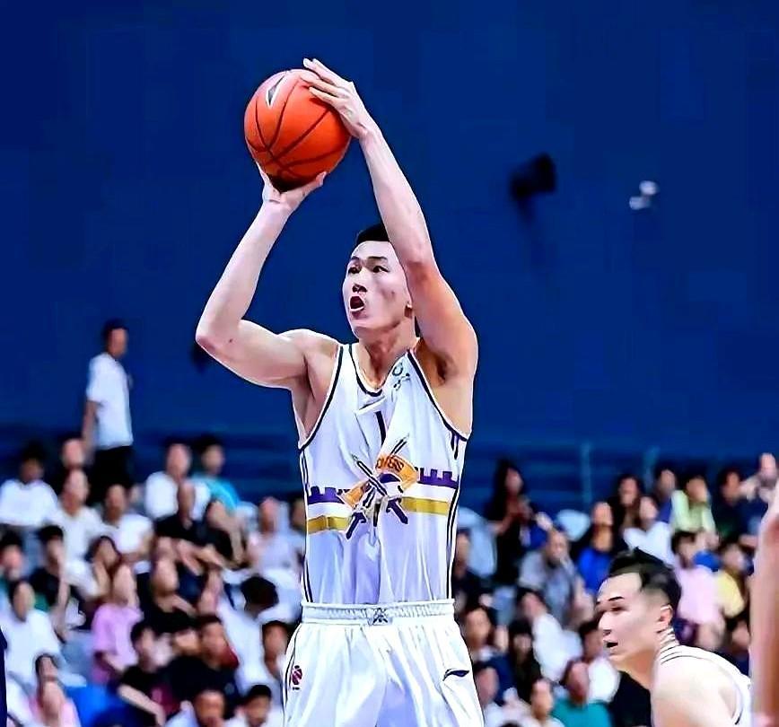 陈林坚的回归不是一次普通引援，而是山东男篮对“空间”二字的终极答案。凌晨五点，