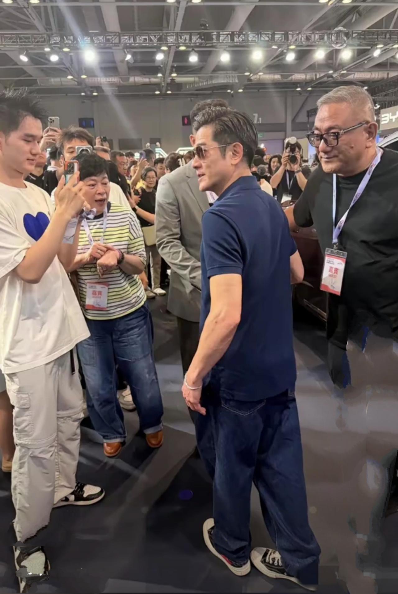 郭富城现身香港车展，他穿的时尚有型，头发乌黑浓密，只是脸上和胳膊上皮肤有些粗糙，