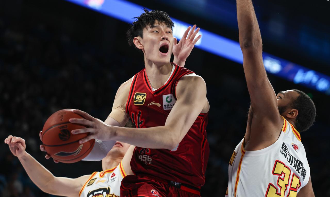 这么做真的合适吗？没有百分之百完全康复的情况下，就让曾凡博为北京队再度披上战袍，