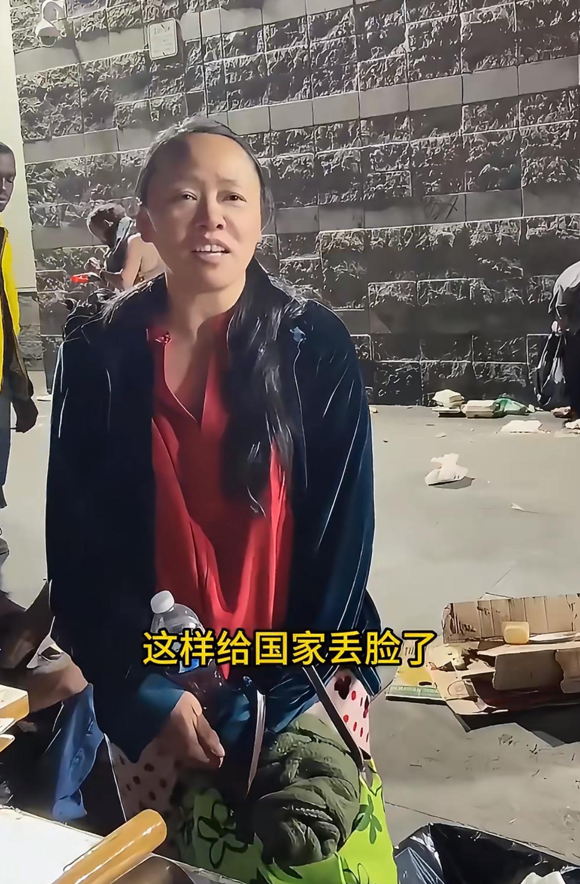 在洛杉矶找小唐领酱香饼的大姐说给国家丢人了，这个大姐之前还说要让大家见见世面，没