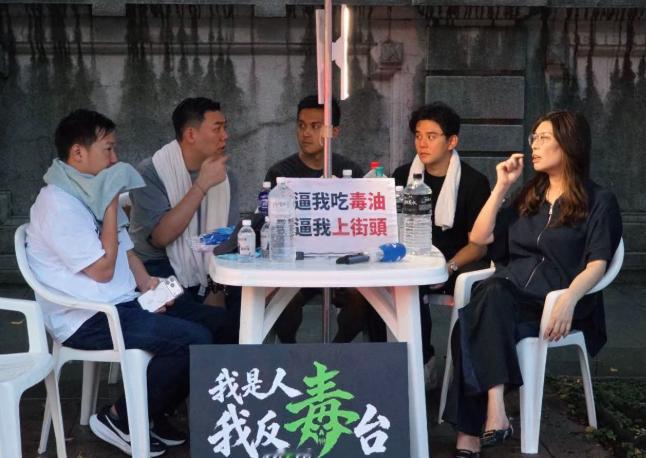 夜深了，郑丽文不舍离去，她担心孩子们的身体吃不消！她6时来到现场，当时风雨交加，