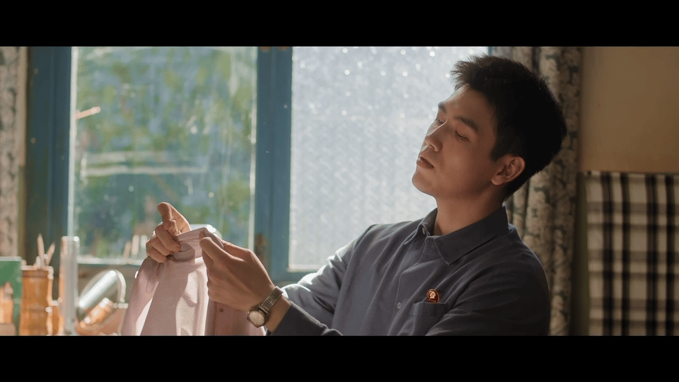 陈飞宇做针线活这段不像演的方穆扬缝衣服这段，就是对生活观察提炼到演技最好的注脚