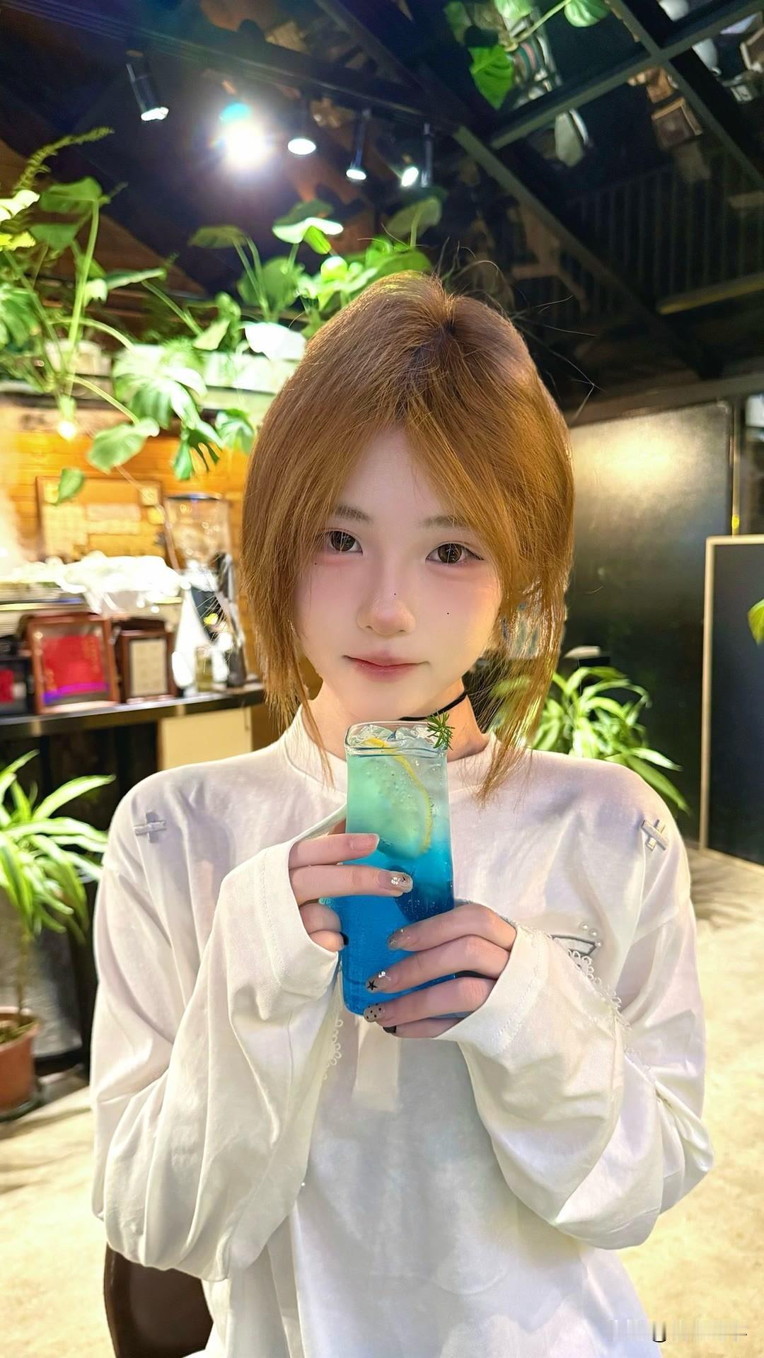 “绿蚁新醅酒，红泥小火炉”，这诗句简直勾勒出一幅绝美温馨的画面。想象一下，新酿的