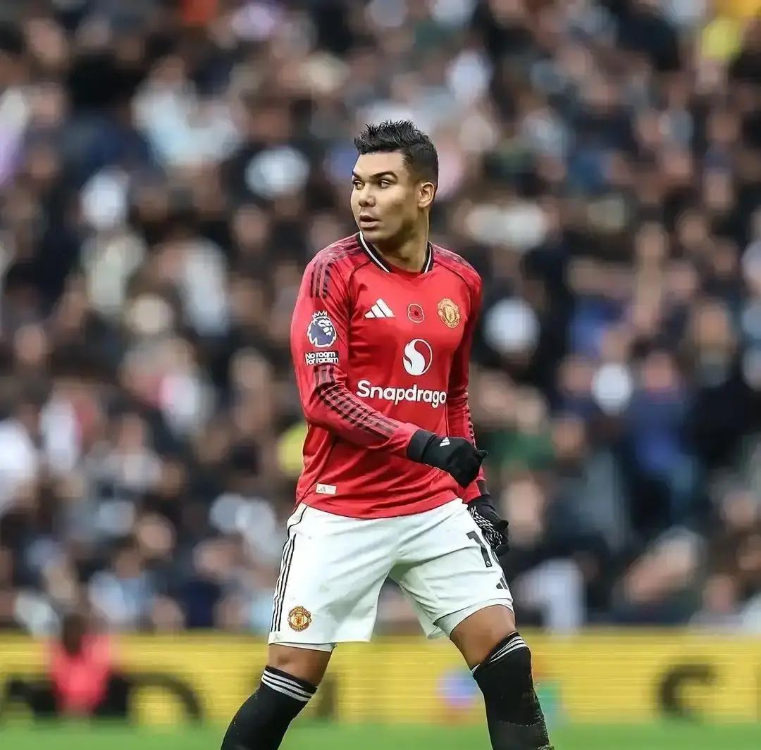 沙特不买老巨星了，卡塞米罗慌了。利雅得那边关上水龙头，月薪硬顶卡在200万