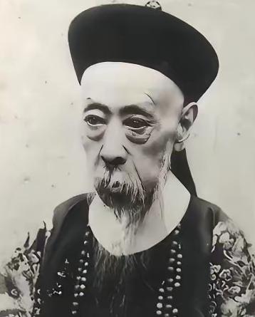 一直有人骂慈禧是亡国妖后，可真相扎心了：把大清200年江山推入深渊的，是那个表面