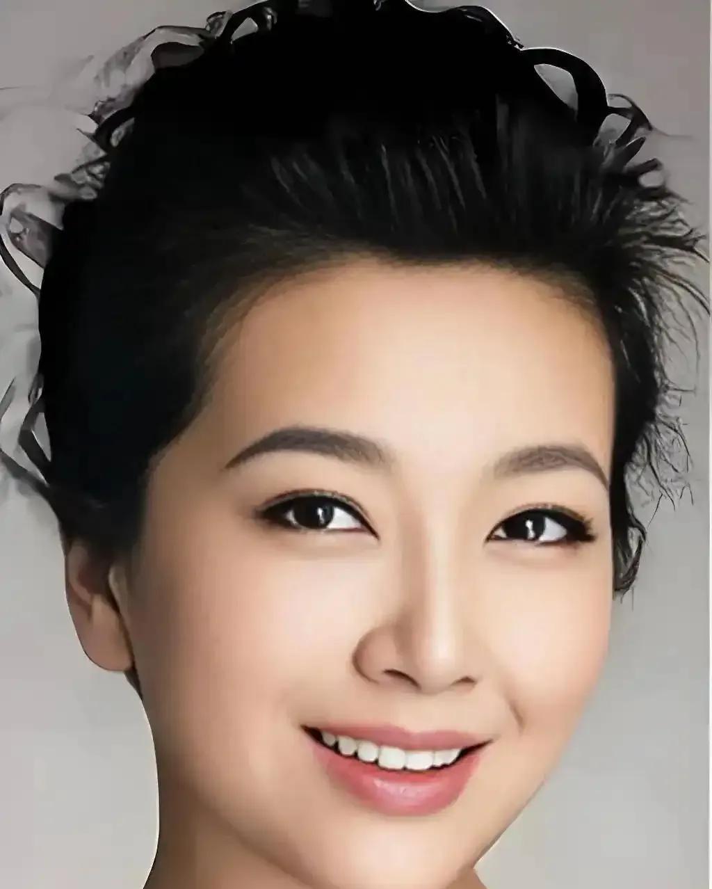 田小洁和江珊因戏结缘，携手走过了恩爱十年。他们都经历过婚姻波折，在对的时间相遇相