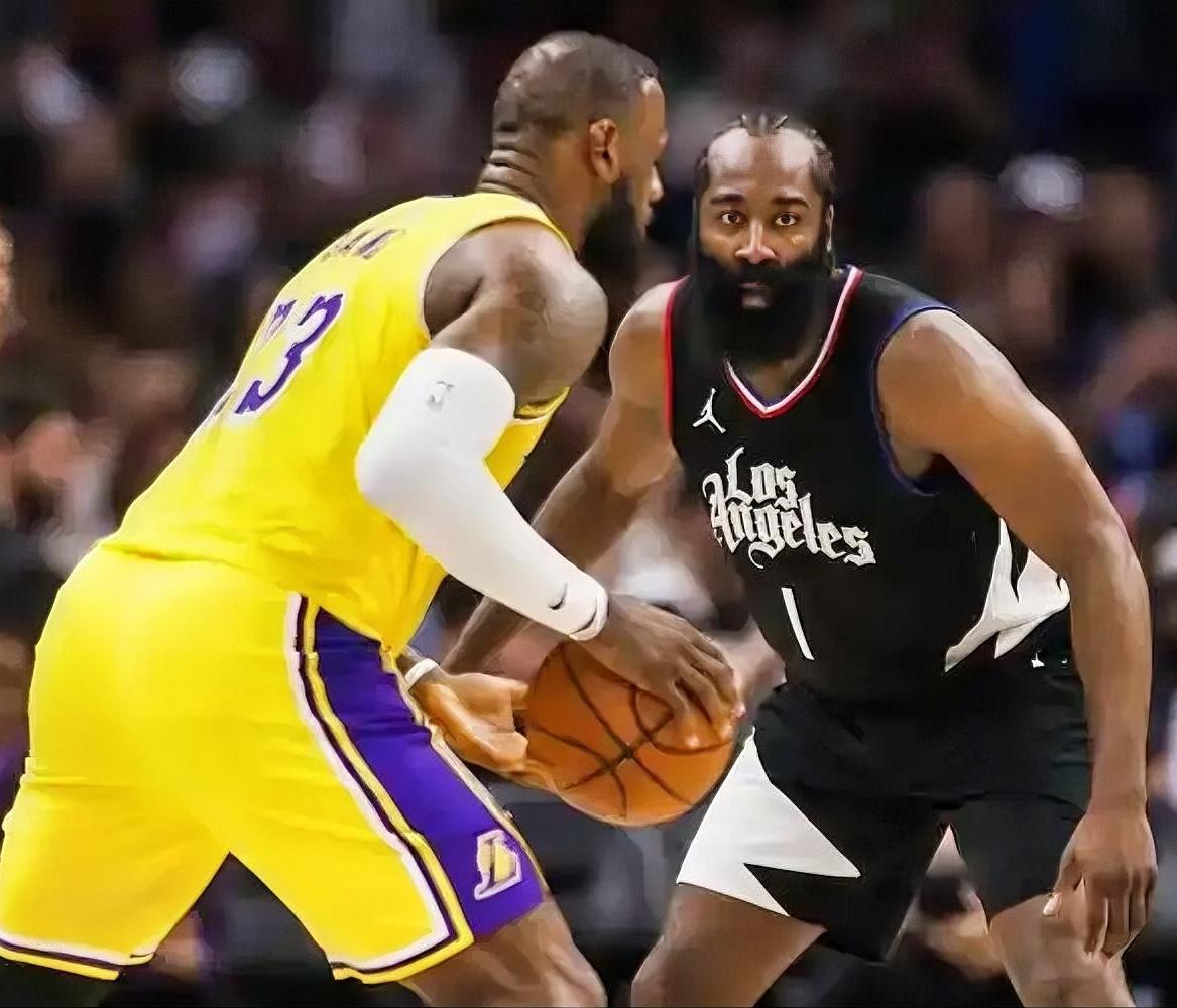 真的很奇怪，明明詹姆斯早就公开说过要在湖人打完本赛季，还是有那么多人讨论来讨论去