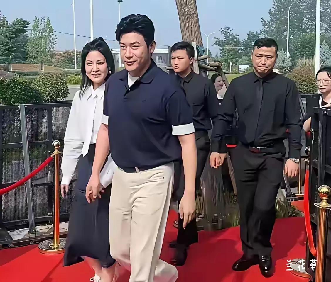 陆毅？怎么这么胖了？都快认不出来了。他们这是要去哪里？很热闹的样子。怀念青春