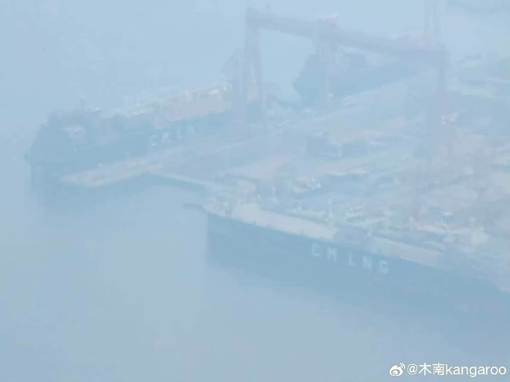 004航母新航拍图[墨镜]坞内又多了几个新模块，进度快起来了[鼓掌]图源见水印