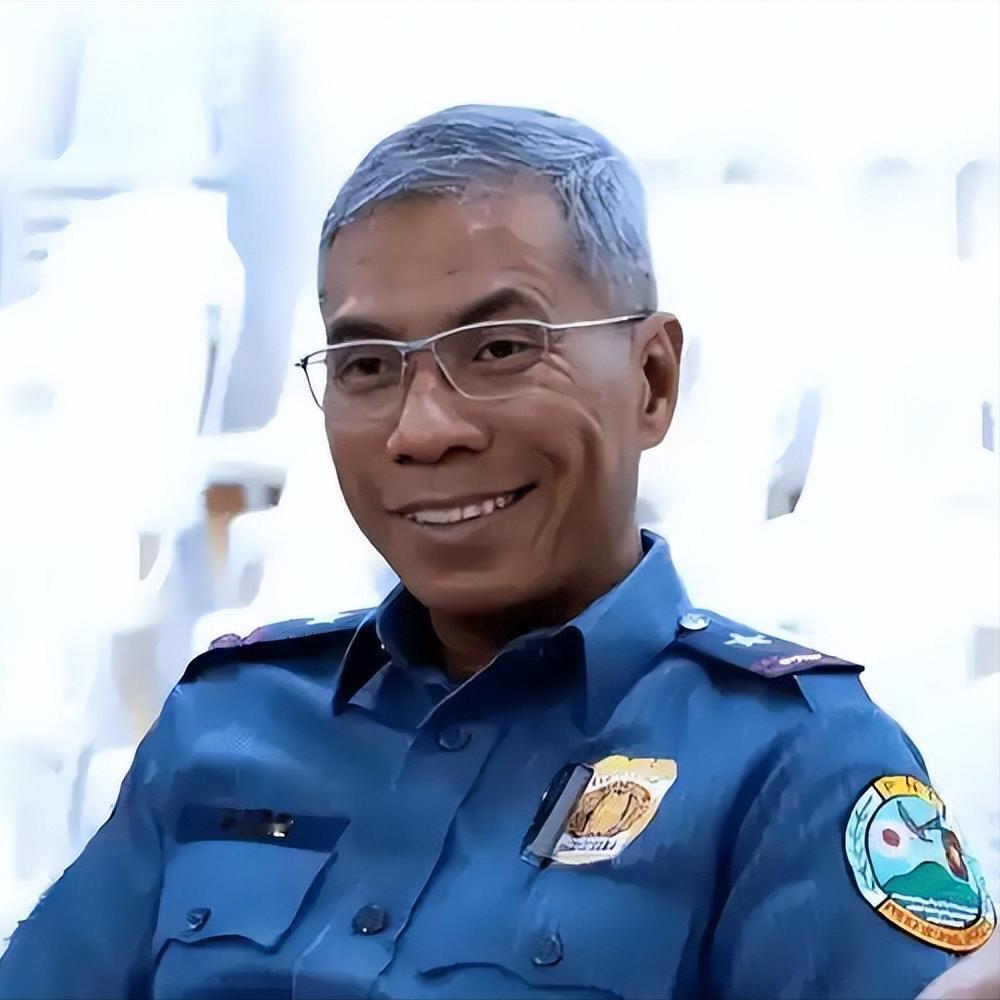 曾亲手给杜特尔特戴上手铐的菲律宾前警察总监尼古拉斯·托雷，据说要去达沃市竞选市长
