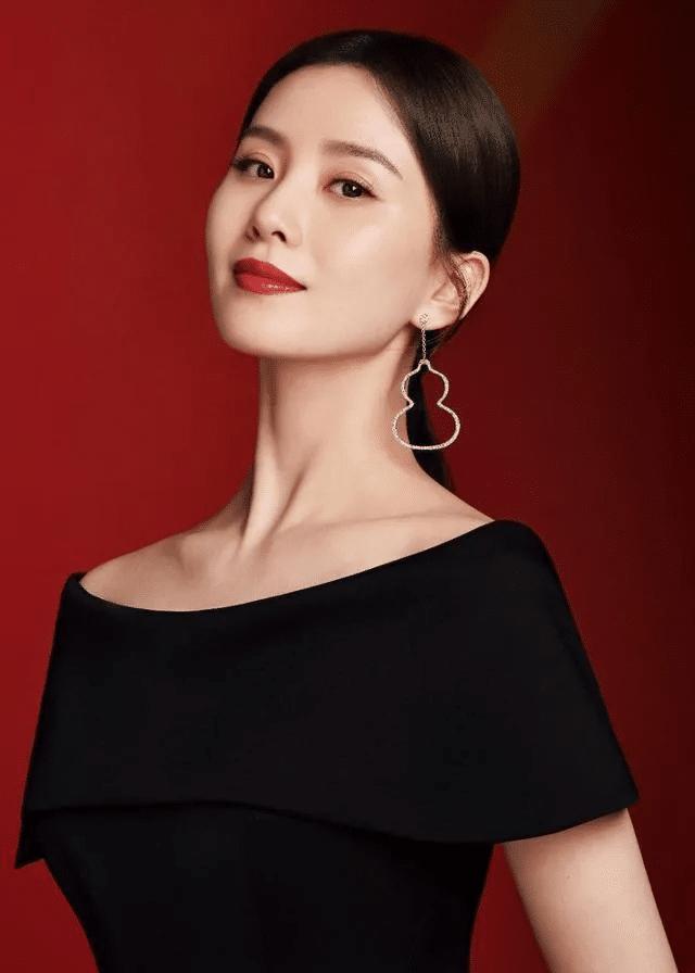 话少心稳欲望淡，这份气质自带贵气，越往后越让人着迷。见过太多人滔滔不绝急于证明