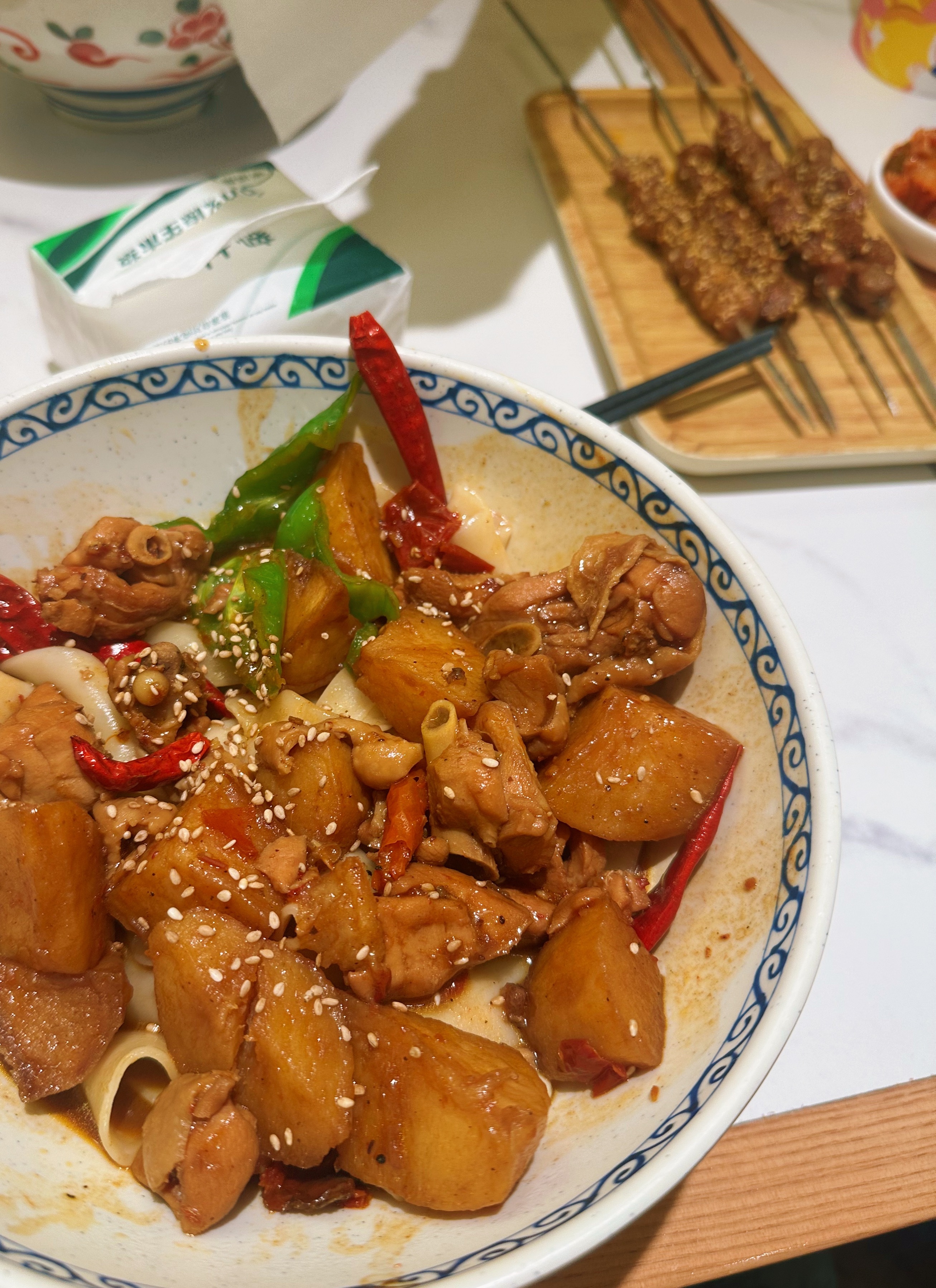 你会当着饭店老板的面说你家的味道不如别人家吗？中午带同事去吃大盘鸡我觉得味道挺不