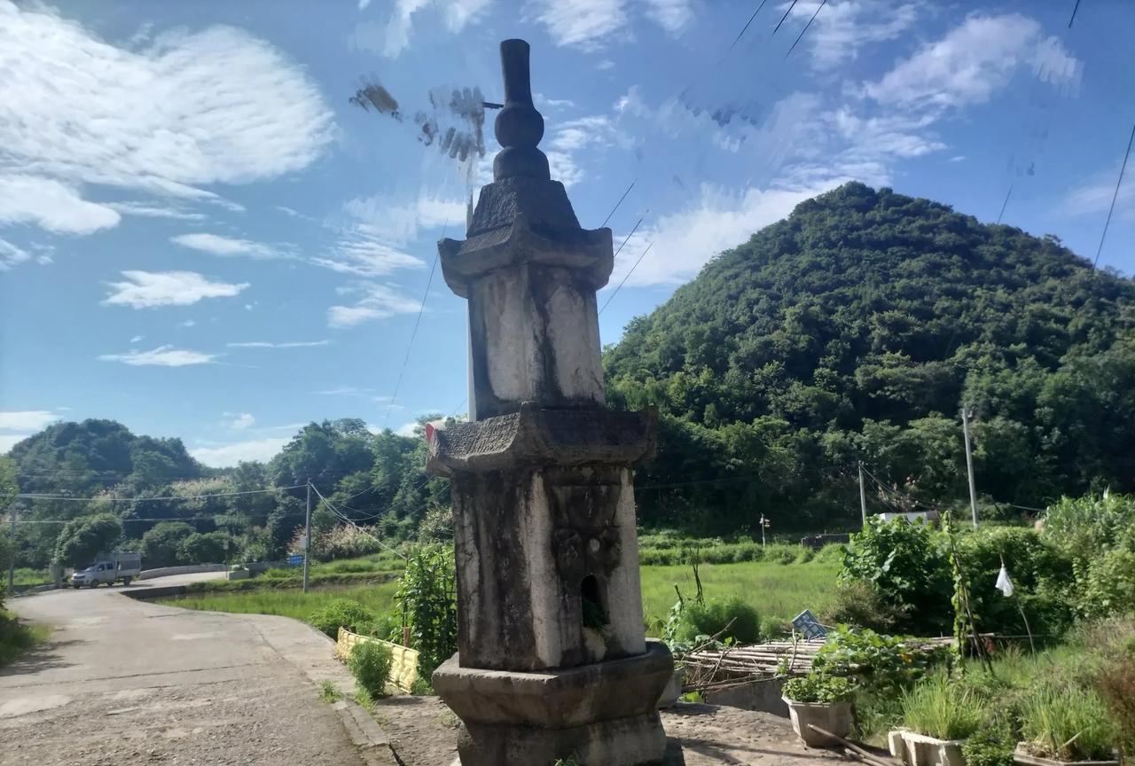 湖南宁远舜陵街道堂屋村的清代石质惜字塔，建于道光三十年，已有170余年历史，塔基