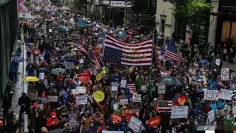 北美懦夫这词能火？简直是必然！5亿支枪不如烧火棍？号称人均持枪，民间枪支比人多