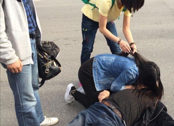 2017年，西安一女孩抢救路边晕倒老人，可惜老人还是抢救无效离世。不料4天后，女