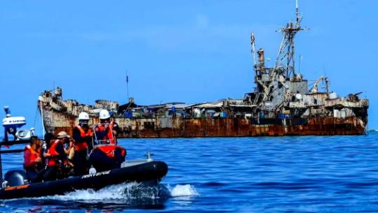 趴在仁爱礁9000多天的菲方破军舰，如今看来彻底拖不走了！补给斗法越闹越丢脸，南