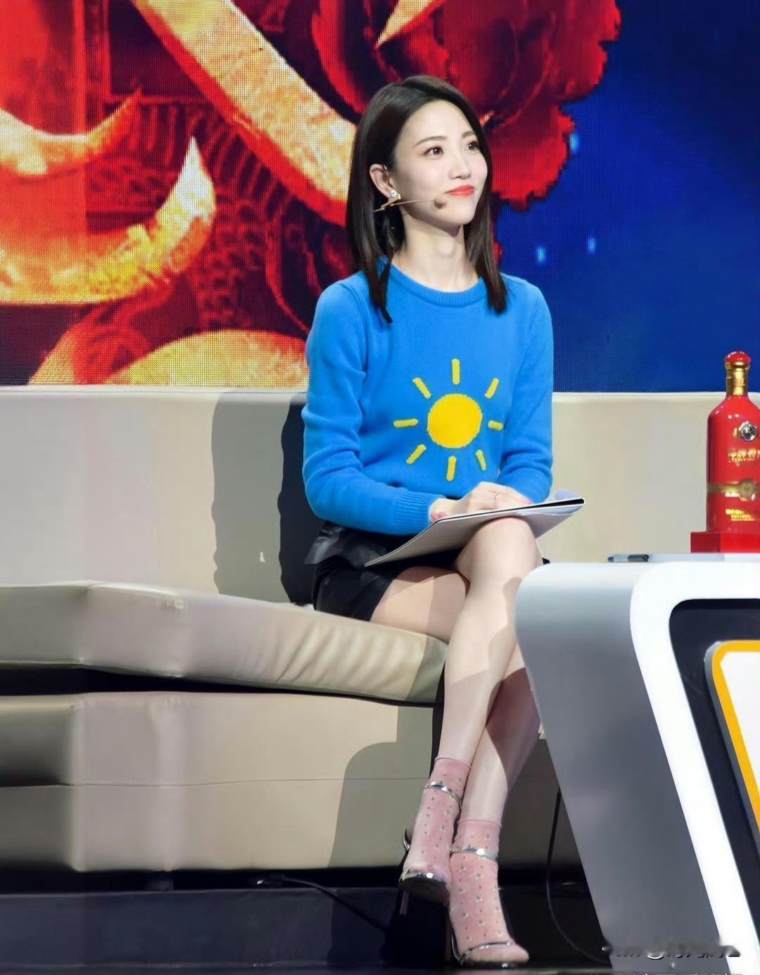 张纯烨凉鞋搭配粉色波点短袜，尽显个性新颖之美！