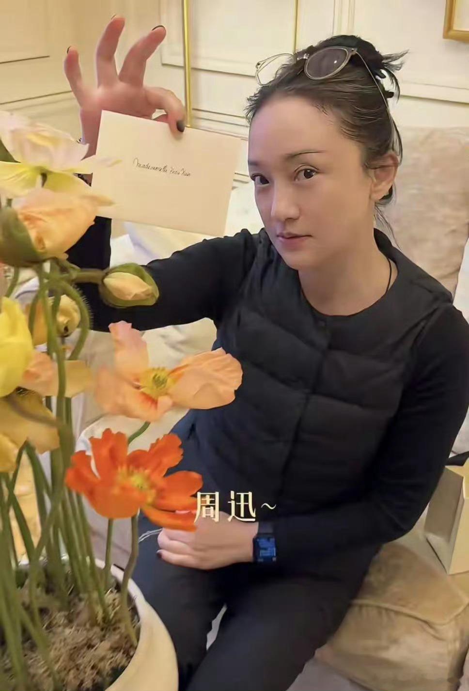 51岁周迅3天不吃淀粉，头顶长出来一堆白头发，脸胖了不少