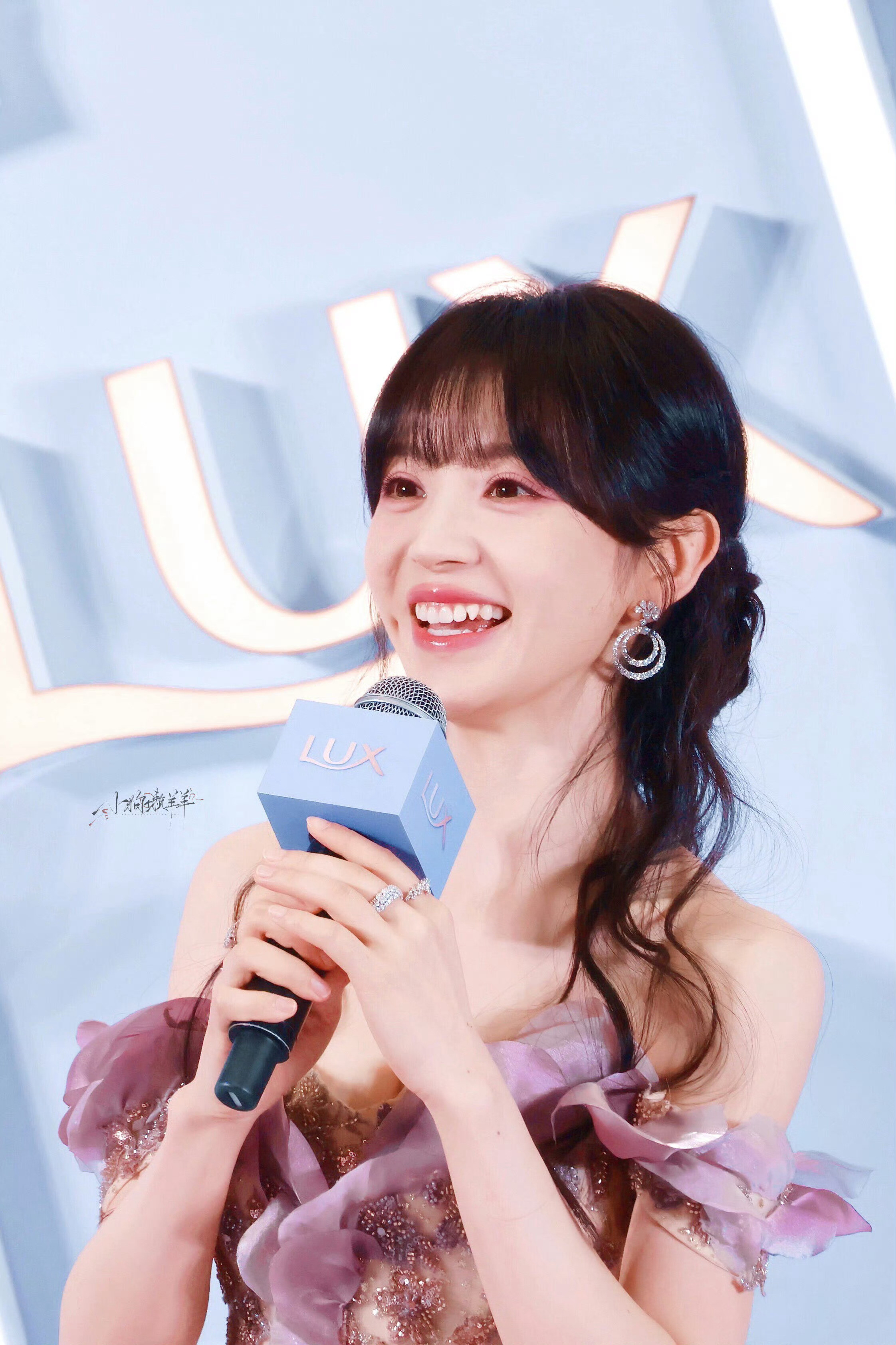 谁不稀罕漂亮小女孩呢！“有刘海漂亮，没刘海也漂亮”田曦薇愚人节站姐女星出图数量第