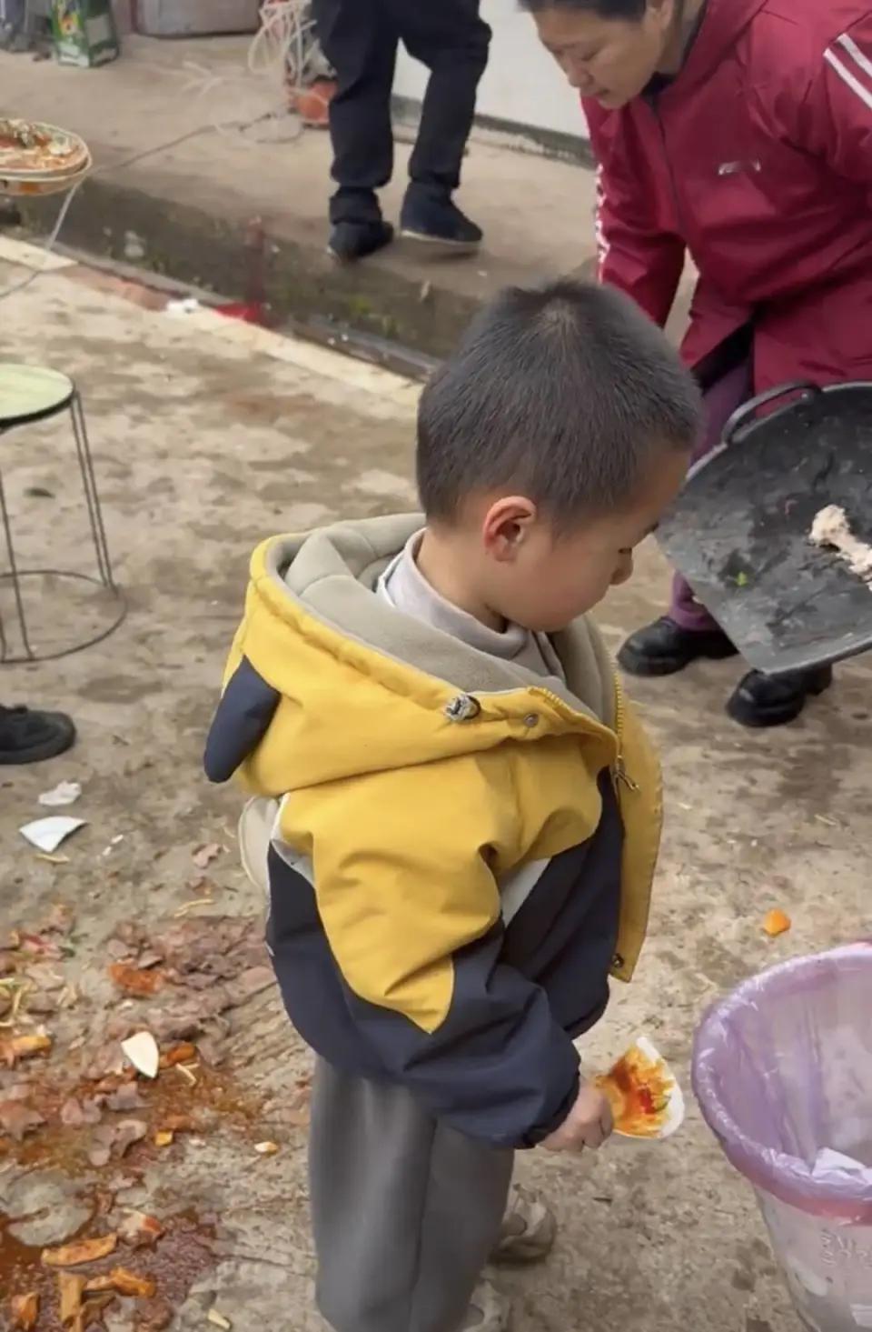 四岁娃打翻了刨汤宴的桌子，哭着鞠躬道歉的样子，比任何说教都让人触动。旅行博