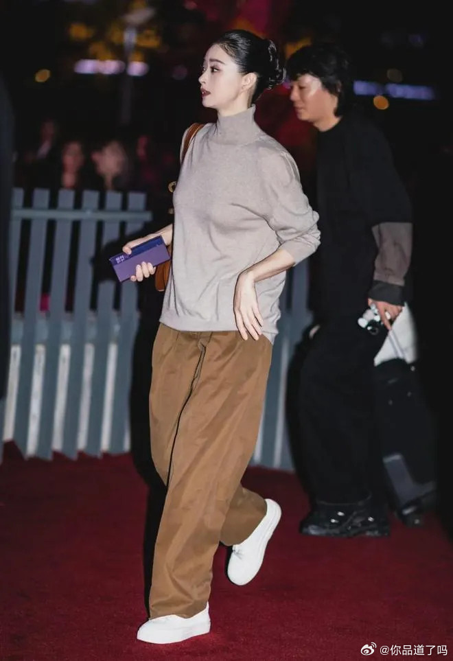 41岁蒋欣减肥成功美得惊艳！穿卡其色上衣+棕色长裤，高级又洋气……！！！​​